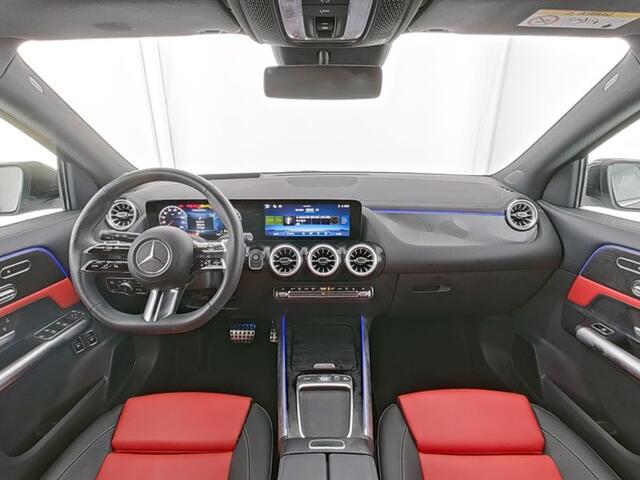 Mercedes-Benz GLA-KLASSE 250 e AMG Plug-In Hybride | Pepper Red Leder | Distronic |Memory | 360 gr Camera | Head up Displ. | Stuur En stoelverwarming | Inclusief 24 maanden Mercedes-Benz Certified garantie voor Europa.