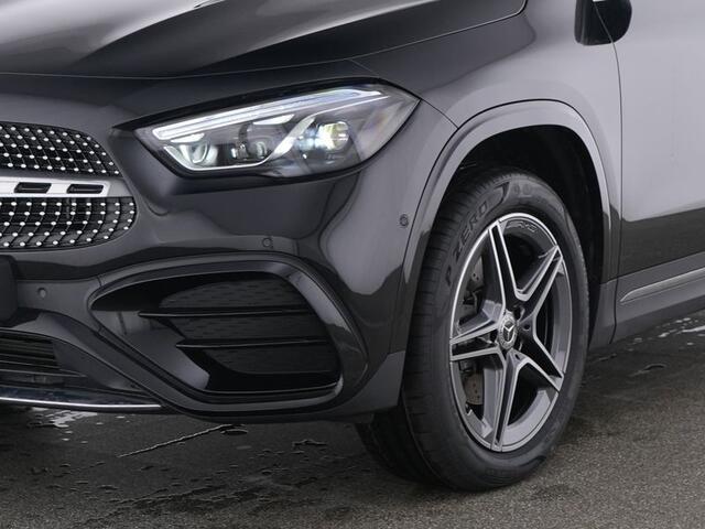 Mercedes-Benz GLA-KLASSE 250 e AMG Plug-In Hybride | Pepper Red Leder | Distronic |Memory | 360 gr Camera | Head up Displ. | Stuur En stoelverwarming | Inclusief 24 maanden Mercedes-Benz Certified garantie voor Europa.