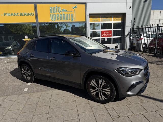 Mercedes-Benz GLA-KLASSE 200 Luxery Line * Panoramadak * Sfeerverlichting * Multibeam Led * Leder / Stof *