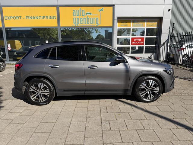 Mercedes-Benz GLA-KLASSE 200 Luxery Line * Panoramadak * Sfeerverlichting * Multibeam Led * Leder / Stof *