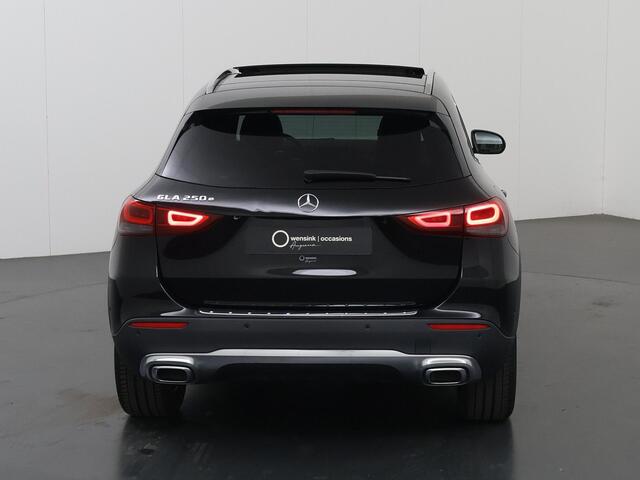 Mercedes-Benz GLA-KLASSE 250 e Luxury Line | Panoramadak | Distronic | Dodehoekassistent | Achteruitrijcamera |