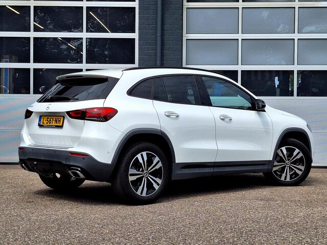 Mercedes-Benz GLA-KLASSE 200 Progressive | Trekhaak | Night Pakket | Achteruitrijcamera | Sfeerverlichting | Stoelverwarming | Widescreen | Keyless-GO | Elektrische achterklep
