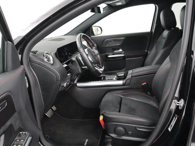 Mercedes-Benz GLA-KLASSE 250e AMG Night | SOH 90% | Adaptive cruise | Stoelverwarming | Camera | Half leder | Park Assist | Leder/Alcantara | Widescreen | Sfeerverlichting | Climate control | PHEV | Plug In