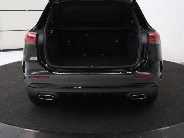 Mercedes-Benz GLA-KLASSE 250e AMG Night | SOH 90% | Adaptive cruise | Stoelverwarming | Camera | Half leder | Park Assist | Leder/Alcantara | Widescreen | Sfeerverlichting | Climate control | PHEV | Plug In