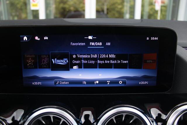 Mercedes-Benz GLA-KLASSE 250 e AMG Line | PANORAMISCH SCHUIF/KANTEL DAK | SFEER VERLICHTING | ELEKTRISCH BEDIENBARE VOORSTOELEN MET GEHEUGENFUNCTIE EN "ZITKINEMATICA" | DRAADLOZE APPLE CARPLAY/ANDROID AUTO | NIGHT PAKKET: DAKRELING ZWART, ZIJRUITEN EN ACHTERRUITEN ZWART, LICHTMET