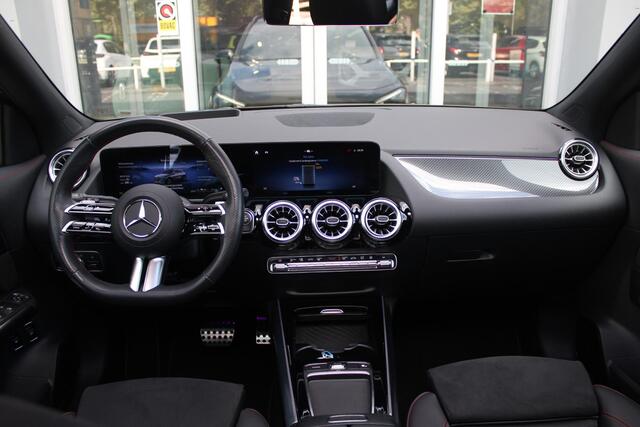 Mercedes-Benz GLA-KLASSE 250 e AMG Line | PANORAMISCH SCHUIF/KANTEL DAK | SFEER VERLICHTING | ELEKTRISCH BEDIENBARE VOORSTOELEN MET GEHEUGENFUNCTIE EN "ZITKINEMATICA" | DRAADLOZE APPLE CARPLAY/ANDROID AUTO | NIGHT PAKKET: DAKRELING ZWART, ZIJRUITEN EN ACHTERRUITEN ZWART, LICHTMET