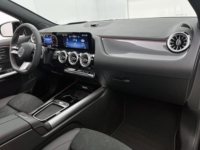 Mercedes-Benz GLA-KLASSE 180 Business Solution AMG | Premium Plus pakket | Nightpakket | Trekhaak | GUARD 360 ° Plus | Panoramaschuifdak | 19" vijf-dubbelspaaks AMG velgen | 360° camera | Warmtewerend, donkergetint glas |