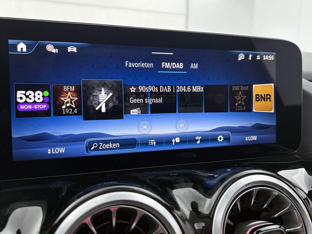 Mercedes-Benz GLA-KLASSE 180 Business Solution AMG | Premium Plus pakket | Nightpakket | Trekhaak | GUARD 360 ° Plus | Panoramaschuifdak | 19" vijf-dubbelspaaks AMG velgen | 360° camera | Warmtewerend, donkergetint glas |