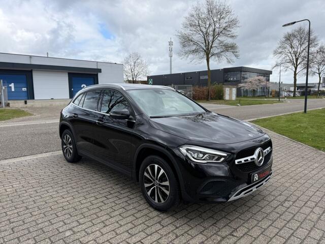 Mercedes-Benz GLA-KLASSE 180 Pano Luxury Line Navi