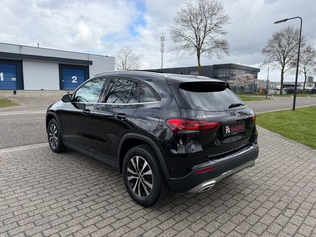 Mercedes-Benz GLA-KLASSE 180 Pano Luxury Line Navi