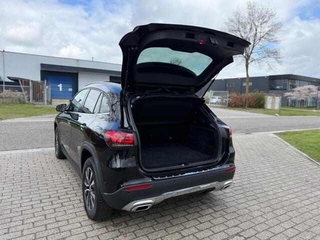 Mercedes-Benz GLA-KLASSE 180 Pano Luxury Line Navi