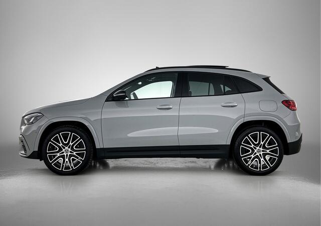 Mercedes-Benz GLA-KLASSE 250 e 140 Year Edition | Premium Plus pakket | Nightpakket | Parkeerpakket met 360°-camera |Trekhaak | Panoramaschuifdak | 20" tien-dubbelspaaks AMG velgen |