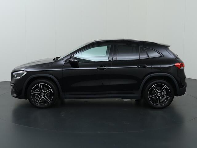 Mercedes-Benz GLA-KLASSE 250 e AMG Line | Night | Panoramadak | Leder | 19" lichtmetalen velgen | Achteruitrijcamera |