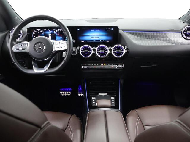 Mercedes-Benz GLA-KLASSE 250 e AMG Line | Night | Panoramadak | Leder | 19" lichtmetalen velgen | Achteruitrijcamera |