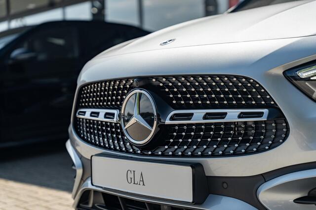 Mercedes-Benz GLA-KLASSE 250e 140 Years Edition | Panorama-schuifdak | Stoelverwarming | Sfeerverlichting | Achteruitrijcamera | Cruise control