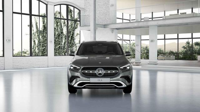 Mercedes-Benz GLA-KLASSE 180 Luxury Line | Panoramadak | Keyless | Multibeam | Stoelverwarming | Getint glas |