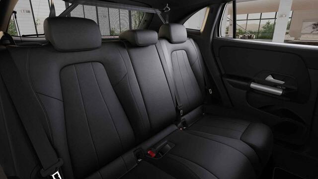 Mercedes-Benz GLA-KLASSE 180 Luxury Line | Panoramadak | Keyless | Multibeam | Stoelverwarming | Getint glas |