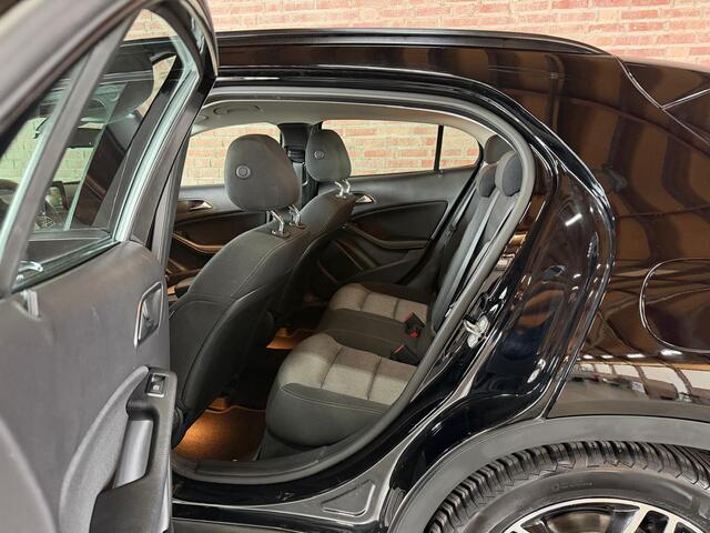 Mercedes-Benz GLA-KLASSE GLA 180 Business Solution PDC / Airco / Navi / Tel. / Camera / Trekhaak Afneembaar / Stoel verw.