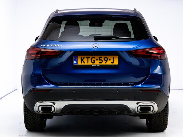 Mercedes-Benz GLA-KLASSE 250 e Luxury Line Business | Leer | Adaptive Cruise | Camera | Sfeerverlichting | Elektrische achterklep | Navigatie, Stoelverwarming, Privacy glas, Zwarte hemel, Multibeam Led