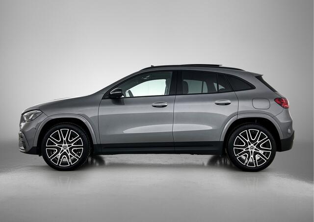 Mercedes-Benz GLA-KLASSE 250 e 140 Year Edition | Plus pakket | Nightpakket | Trekhaak | Panoramaschuifdak | 20" tien-dubbelspaaks AMG velgen | Warmtewerend, donkergetint glas |