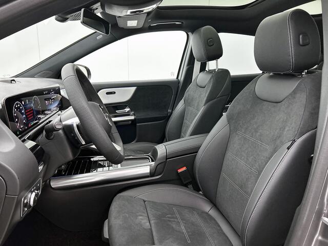 Mercedes-Benz GLA-KLASSE 250 e 140 Year Edition | Plus pakket | Nightpakket | Trekhaak | Panoramaschuifdak | 20" tien-dubbelspaaks AMG velgen | Warmtewerend, donkergetint glas |