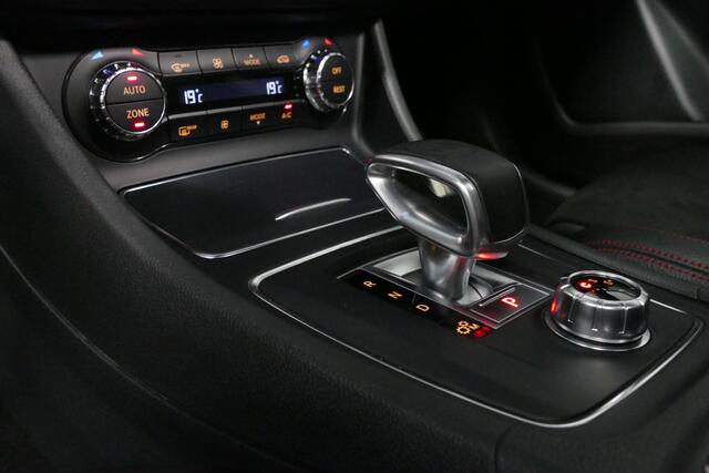 Mercedes-Benz GLA-KLASSE AMG 45 4MATIC Premium Plus / UNIEK / Panoramadak / AMG Performance sport-uitlaat / Stoelverwarming / Achteruitrijcamera / LED High Performance koplampen / Cruise Control / 20'' LMV / Rode remzadels