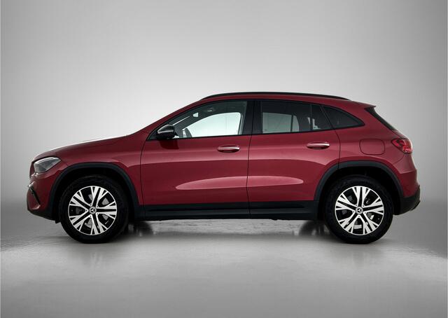Mercedes-Benz GLA-KLASSE 250 e Plug-In Hybride | Trekhaak | Nightpakket | Sfeerverlichting | 11 kW Laden | Stuur en Stoelverwarming | Inclusief 24 maanden MB Certified garantie voor Europa.