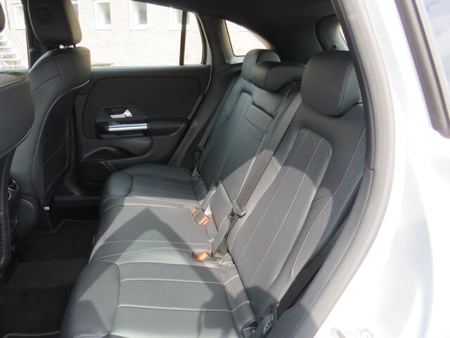 Mercedes-Benz GLA-KLASSE 180 Business Solution AMG * Rijklaarprijs incl. garantie * Wegkl. Trekhaak * Automaat * Leder * Led Koplampen *