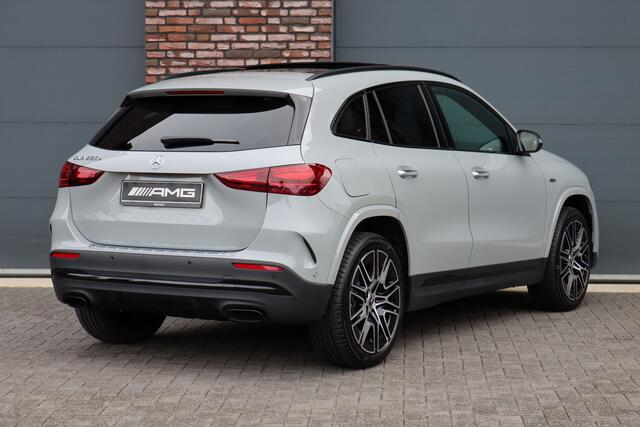 Mercedes-Benz GLA-KLASSE 250 e AMG Line | Panoramadak | Burmester | Distronic | Memory | Trekhaak | Camera | Sfeerverlichting | Dodehoekassistent |