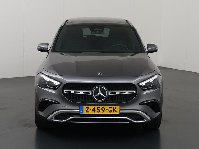 Mercedes-Benz GLA-KLASSE 180 Luxury Line | Panoramadak | Keyless | Multibeam | Stoelverwarming | Getint glas |