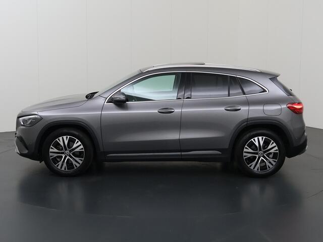 Mercedes-Benz GLA-KLASSE 180 Luxury Line | Panoramadak | Keyless | Multibeam | Stoelverwarming | Getint glas |