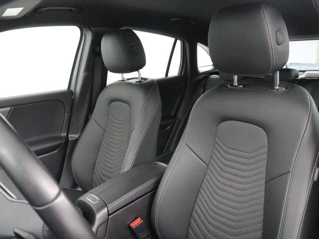Mercedes-Benz GLA-KLASSE 250 e Luxury Line | SOH 92,9% | Half leder | Memory | Stoelverwarming | Adaptive cruise | Sfeerverlichting | Carplay | Camera | Park assist | Elektrische achterklep | Keyless