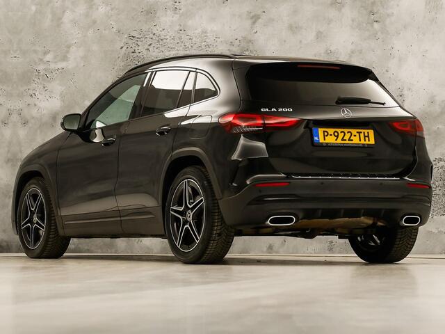 Mercedes-Benz GLA-KLASSE 200 AMG Sport 163Pk Automaat (PANORAMADAK, GROOT NAVI, SFEERVERLICHTING, CAMERA, SPORTSTOELEN, STOELVERWARMING, GETINT GLAS, NIEUWSTAAT)