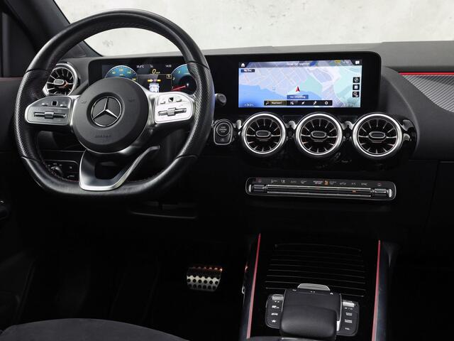Mercedes-Benz GLA-KLASSE 200 AMG Sport 163Pk Automaat (PANORAMADAK, GROOT NAVI, SFEERVERLICHTING, CAMERA, SPORTSTOELEN, STOELVERWARMING, GETINT GLAS, NIEUWSTAAT)