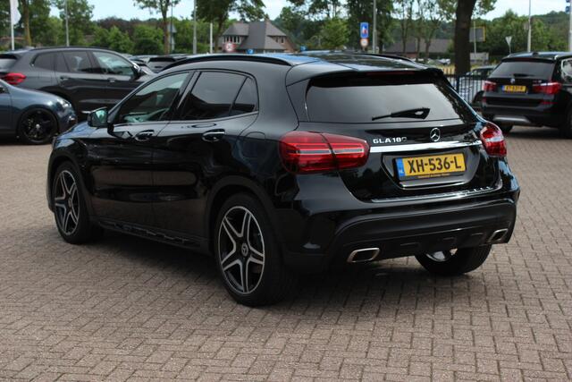 Mercedes-Benz GLA-KLASSE 180 Business Solution AMG Night Upgrade / Camera / Apple CarPlay / 19'' / Half leder / Navigatie / Getint glas / Stoelverwarming / Cruise Control