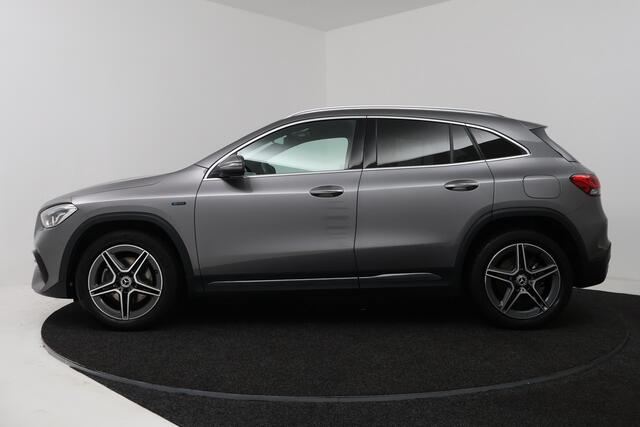 Mercedes-Benz GLA-KLASSE 250 e Progressive (SFEERVERLICHTING, STOELVERWARMING, NAVIGATIE, PARKEERSENSOREN)