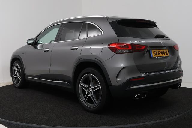 Mercedes-Benz GLA-KLASSE 250 e Progressive (SFEERVERLICHTING, STOELVERWARMING, NAVIGATIE, PARKEERSENSOREN)