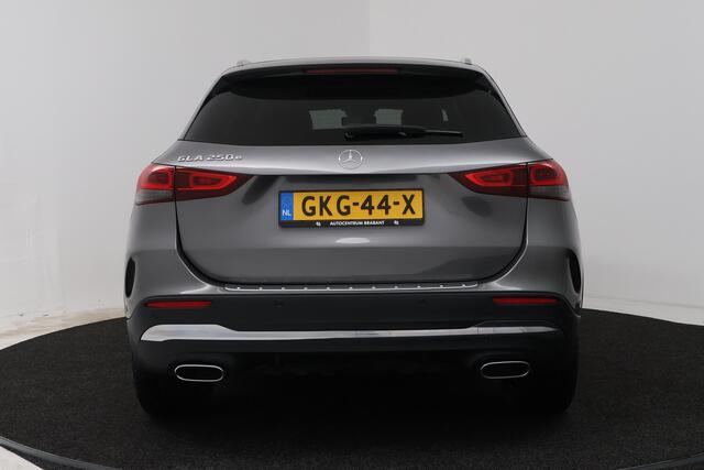 Mercedes-Benz GLA-KLASSE 250 e Progressive (SFEERVERLICHTING, STOELVERWARMING, NAVIGATIE, PARKEERSENSOREN)