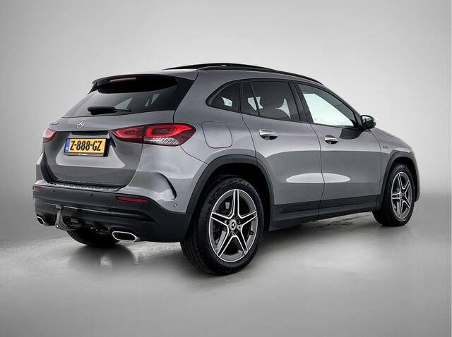 Mercedes-Benz GLA-KLASSE 250 e AMG Line Trekhaak | AMG Line | Night Pakket | Panorama Schuif-Kanteldak | Sfeerverlichting. Inclusief 24 maanden Mercedes-Benz Certified garantie voor Europa.