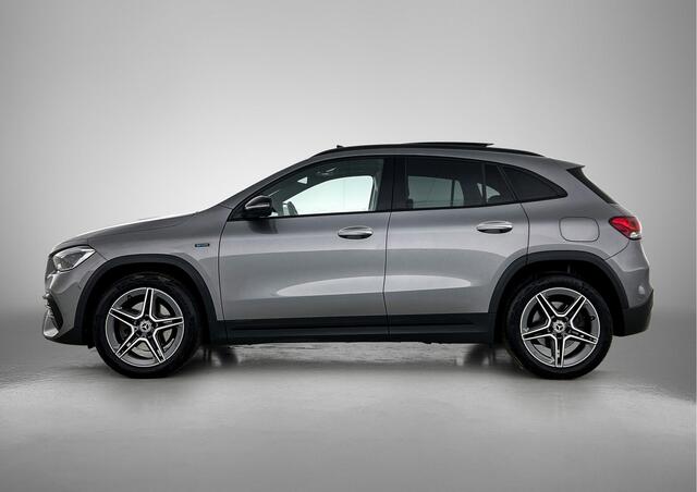 Mercedes-Benz GLA-KLASSE 250 e AMG Line Trekhaak | AMG Line | Night Pakket | Panorama Schuif-Kanteldak | Sfeerverlichting. Inclusief 24 maanden Mercedes-Benz Certified garantie voor Europa.
