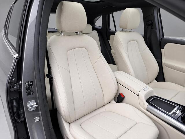 Mercedes-Benz GLA-KLASSE 180 Star Edition Luxury Line | Panoramadak | Trekhaak Wegklapbaar | Memory Pakket | Achteruitrijcamera | Sfeerverlichting | Stoelverwarming | Dodehoekassistentie | Multibeam LED | Keyless-GO | Elektrisch Bedienbare Achterklep