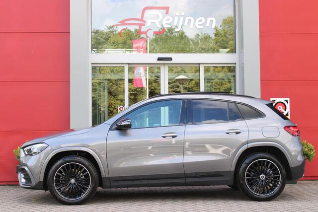 Mercedes-Benz GLA-KLASSE 250 e AMG Line | PANORAMISCH SCHUIF/KANTEL DAK | SFEER VERLICHTING | ELEKTRISCH BEDIENBARE VOORSTOELEN MET GEHEUGENFUNCTIE EN "ZITKINEMATICA" | DRAADLOZE APPLE CARPLAY/ANDROID AUTO | NIGHT PAKKET: DAKRELING ZWART, ZIJRUITEN EN ACHTERRUITEN ZWART, LICHTMETALEN VELGEN 19" ZWART | HEAD UP DISPLAY | REALITY-NAVIGATIE | 360° CAMERA | MULTI BEAM LED KOPLAMPEN | DODEHOEK DETECTIE | ADAPTIVE CRUISE CONTROL | KEYLESS GO | ELEKTRISCH BEDIENBARE ACHTERKLEP | DRAADLOZE TELEFOONLADER | PREMIUM AUDIO | STOEL VERWARMING |