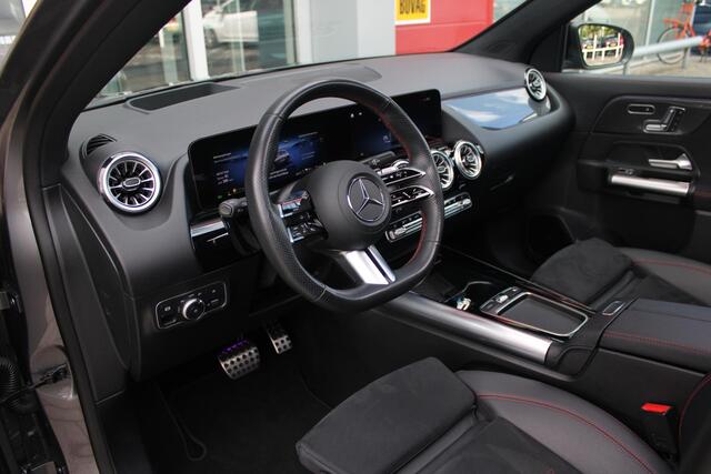 Mercedes-Benz GLA-KLASSE 250 e AMG Line | PANORAMISCH SCHUIF/KANTEL DAK | SFEER VERLICHTING | ELEKTRISCH BEDIENBARE VOORSTOELEN MET GEHEUGENFUNCTIE EN "ZITKINEMATICA" | DRAADLOZE APPLE CARPLAY/ANDROID AUTO | NIGHT PAKKET: DAKRELING ZWART, ZIJRUITEN EN ACHTERRUITEN ZWART, LICHTMETALEN VELGEN 19" ZWART | HEAD UP DISPLAY | REALITY-NAVIGATIE | 360° CAMERA | MULTI BEAM LED KOPLAMPEN | DODEHOEK DETECTIE | ADAPTIVE CRUISE CONTROL | KEYLESS GO | ELEKTRISCH BEDIENBARE ACHTERKLEP | DRAADLOZE TELEFOONLADER | PREMIUM AUDIO | STOEL VERWARMING |