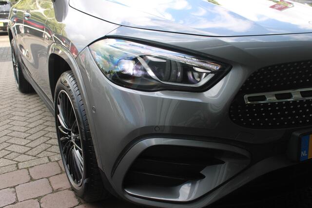 Mercedes-Benz GLA-KLASSE 250 e AMG Line | PANORAMISCH SCHUIF/KANTEL DAK | SFEER VERLICHTING | ELEKTRISCH BEDIENBARE VOORSTOELEN MET GEHEUGENFUNCTIE EN "ZITKINEMATICA" | DRAADLOZE APPLE CARPLAY/ANDROID AUTO | NIGHT PAKKET: DAKRELING ZWART, ZIJRUITEN EN ACHTERRUITEN ZWART, LICHTMETALEN VELGEN 19" ZWART | HEAD UP DISPLAY | REALITY-NAVIGATIE | 360° CAMERA | MULTI BEAM LED KOPLAMPEN | DODEHOEK DETECTIE | ADAPTIVE CRUISE CONTROL | KEYLESS GO | ELEKTRISCH BEDIENBARE ACHTERKLEP | DRAADLOZE TELEFOONLADER | PREMIUM AUDIO | STOEL VERWARMING |