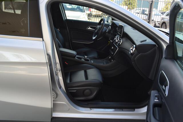 Mercedes-Benz GLA-KLASSE 180 Automaat | Leer | Carplay | Stoelverw. | Navigatie | Achteruitrijcamera | Trekhaak |