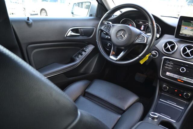 Mercedes-Benz GLA-KLASSE 180 Automaat | Leer | Carplay | Stoelverw. | Navigatie | Achteruitrijcamera | Trekhaak |