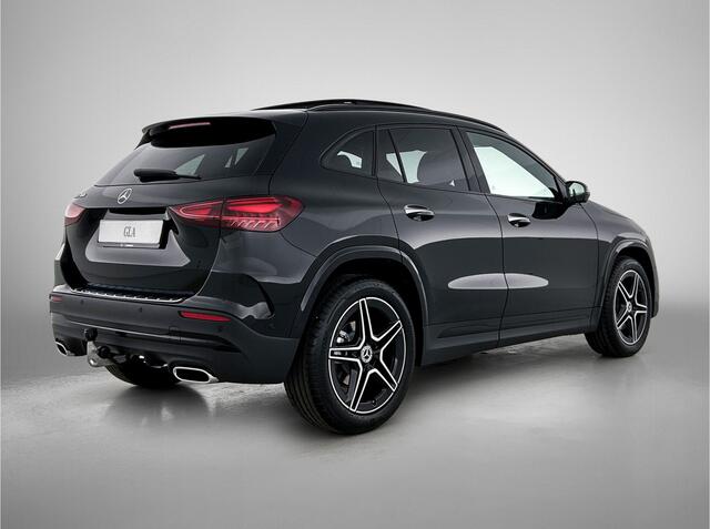Mercedes-Benz GLA-KLASSE 180 Business Solution AMG | Premium Plus pakket | Nightpakket | Trekhaak | Panoramaschuifdak | GUARD 360 ° Plus | DISTRONIC | 360° camera | 19" vijf-dubbelspaaks AMG velgen |