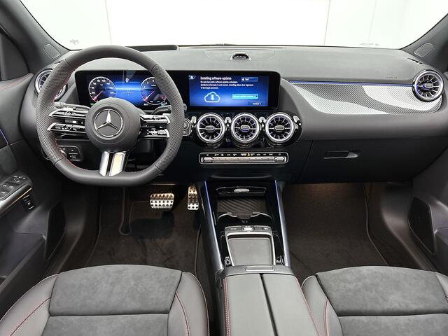 Mercedes-Benz GLA-KLASSE 180 Business Solution AMG | Premium Plus pakket | Nightpakket | Trekhaak | Panoramaschuifdak | GUARD 360 ° Plus | DISTRONIC | 360° camera | 19" vijf-dubbelspaaks AMG velgen |