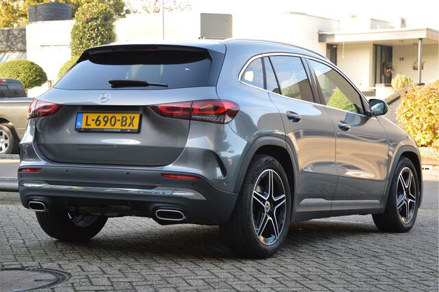 Mercedes-Benz GLA-KLASSE 200 AMG Line PANORAMADAK | DISTRONIC | SFEERVERLICHTING | TREKHAAK | CAMERA | DAB | LED | ENZ