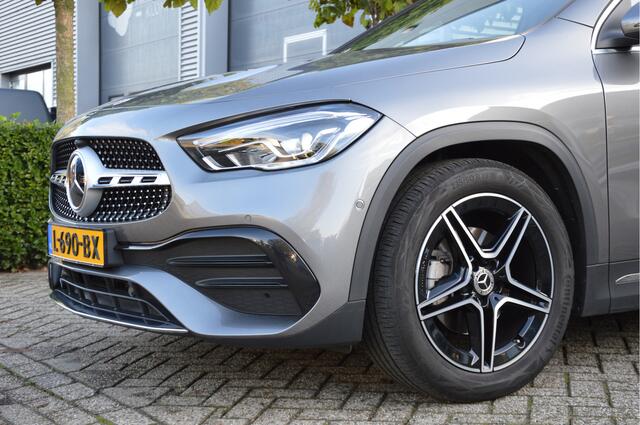 Mercedes-Benz GLA-KLASSE 200 AMG Line PANORAMADAK | DISTRONIC | SFEERVERLICHTING | TREKHAAK | CAMERA | DAB | LED | ENZ